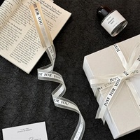 Boîte cadeau personnalisée noire exquise en carton rigide gris pour anniversaire et Saint-Valentin avec gaufrage et emballage recyclable