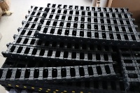 Convoyeur de copeaux CNC pour centres d'usinage CNC, système d'évacuation automatique des copeaux métalliques, convoyeur de débris résistant à l'usure en Nylon66 avec cœur PLC