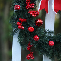 Nouvelle Guirlande Murale PVC Rustique en Aiguilles de Pin et Baies Rouges, Décoration de Cour et de Porte d'Entrée, Simulation de Noël