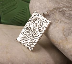 Colgante <span class=keywords><strong>Dr</strong></span> <span class=keywords><strong>Who</strong></span> collar delicado Tardis Collar chapado en oro caja plateada joyería hecha a mano mejor amigo Regalos para Él - Product Image 5