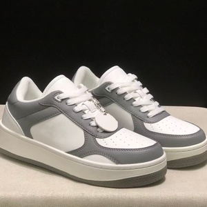 รองเท้าลำลองสีเทาและสีขาวที่ทันสมัยสำหรับผู้ชายและผู้หญิงสไตล์ดีไซเนอร์รองเท้าเดินสบาย - Product Image 1