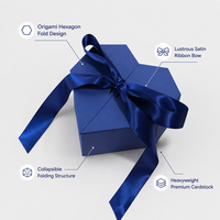 Boîte cadeau hexagonale bleue personnalisée avec ruban en satin pour la présentation de cadeaux de mariage, d'anniversaire ou de la Saint-Valentin
