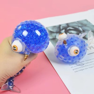 Juguete Blandito de Pez Linterna con Ojos Grandes, TPR Transparente con Cuentas de Agua en el Interior, Juguete Antiestrés para Apretar - Product Image 2