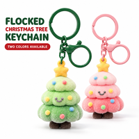Porte-clés sapin de Noël floqué avec texture en peluche douce, design à double anneau et options de couleurs vert et rose, vente en gros