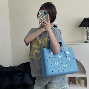 Sac de plage en EVA personnalisé avec logo, deux poignées, pliable, couleur bonbon, avec breloques en silicone, insert en pompon, perles et diamants – Vente en gros - Product Image 3