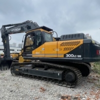 Hyundai 300LC-9S reconditionné, robuste et agile, pour les travaux de creusement profond et de pose de tuyaux dans la construction de ponts et d'infrastructure