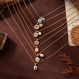 Collana con Ciondolo Smaltato Placcato Oro a Forma di Fiore d'Amore con Perla, Charm <span class=keywords><strong>per</strong></span> <span class=keywords><strong>Lei</strong></span> - Product Image 1