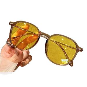 Lunettes de soleil de vision nocturne pour femmes, photochromiques, anti-éblouissement, grande monture, verres PC, monture intégrale en plastique et métal - Product Image 1