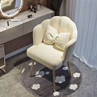 Chaise de coiffeuse en velours écologique Shell Petal avec hauteur réglable et pieds en métal doré pour appartement, chambre et salon de manucure