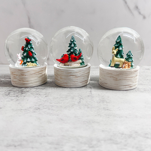 OEM venta al por mayor resina Navidad verde santa árbol miniatura bola de nieve decoración del hogar globo de agua decoración de Navidad globo de nieve - Product Image 1