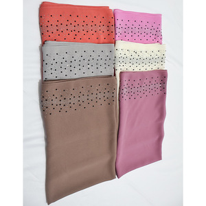 <span class=keywords><strong>Voile</strong></span> en mousseline de soie perlée, largement drapé, à double rayure dégradée, orné de strass chatoyants et de strass thermocollés complexes - Product Image 4