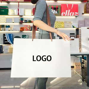 Sac en papier de luxe FSC avec poignées, logo imprimé estampé or, sacs cadeaux en papier blanc personnalisables pour promotions - Product Image 1