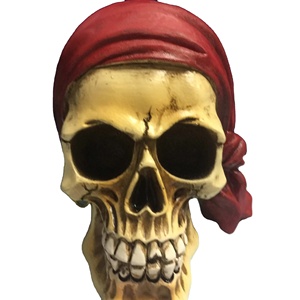 眼帯とバンダナをかぶった海賊の頭蓋骨 小さな樹脂製の頭蓋骨に細かいディテールが施されています - Product Image 1