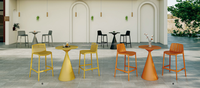 Ensemble de mobilier de bar extérieur moderne pour café et bistro, comprenant des tabourets de bar empilables en plastique et une table, résistant aux intempéries pour terrasse extérieure
