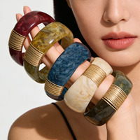 Bracelet jonc superposé créatif en résine acrylique et lucite dorée, style rétro artistique, design français 2026