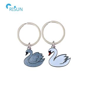 Llaveros Personalizados con Animales en 3D, Esmalte Brillante, Blanco y Negro, Cisne, Llavero Personalizado con Anillo para Llaves - Product Image 3