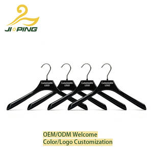 Cabides de Plástico Pretos Personalizados com Logotipo para Atacado |   Acabamento Brilhante Antiderrapante Moldado por Injeção para Roupas Formais e Boutiques de Varejo - Product Image 4