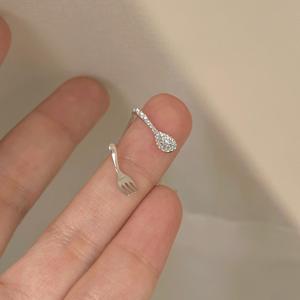 Pendientes Versátiles de Plata de Ley S925, Diseño Creativo Asimétrico, Cuidado de las Orejas, Pendientes Únicos con Forma de Cuchara y Tenedor, Estilo Moderno - Product Image 4