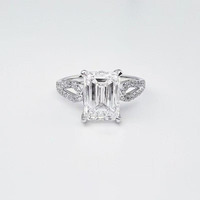 Bague de fiançailles élégante et simple en platine Pt950 avec diamant de laboratoire taille émeraude à 4 griffes pour femme