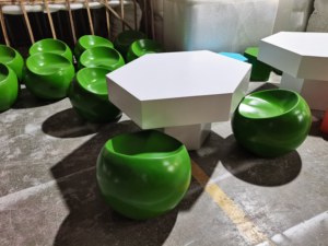 Grande sculpture abstraite en fibre de verre personnalisée, style art populaire, pour extérieur, jardin, avec table et siège intégrés, imperméable, peinte à la main, colorée, pour les loisirs - Product Image 6