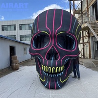 Tête de crâne gonflable d'Halloween avec des lignes imprimées colorées, décoration de scène en forme de tête de squelette gonflable pour festival de musique
