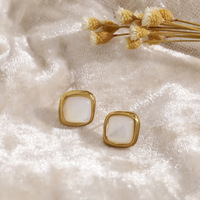 Boucles d'oreilles clous carrées minimalistes rétro françaises en nacre, étanches, en acier inoxydable plaqué or 18 carats, tendance pour femme