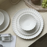 Ensemble d'assiettes en céramique à bord festonné blanc, assiettes à dîner en porcelaine en forme de fleur pour la cuisine, les mariages, les fêtes, la vaisselle de table
