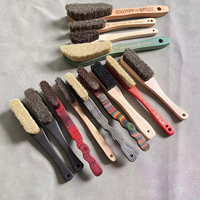 Brosse d'escalade en poils de sanglier de qualité industrielle avec manche en bois durable pour un retrait précis de la craie sur les prises d'escalade intérieures et en salle.