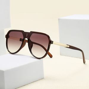 Nuovi Occhiali da Sole Quadrati con Lente Unica, Protezione dai Raggi UV, Adatti sia per Uomini che per Donne - Product Image 1