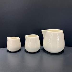 Jarra de leche de cerámica blanca de color sólido con asa para servir café, té y para fiestas. - Product Image 2