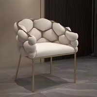 Nordischer Luxus Akzentstuhl in Kopfsteinpflaster-Form Weißer Samt Moderner Minimalistischer Wohnzimmer Schlafzimmer Freizeitstuhl