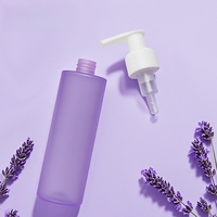 Bouteille pompe PET givrée violette 300 ml pour shampoing, gel douche, lotion, sérum de soin, crème visage, avec logo personnalisé, rechargeable et anti-fuite