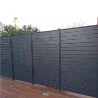 Panneaux de clôture à lattes en alliage d'aluminium aspect bois pour extérieur, avec poteaux, piques, rails, treillis et portails, thermolaqués