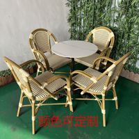 Chaise de salle à manger en rotin tressé avec dossier et accoudoirs plats pour usage domestique et décontracté dans le salon
