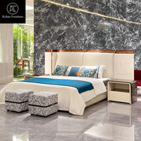 Lit de luxe moderne en cuir avec tête de lit décorée en placage de bois, taille King Size, pour chambre à coucher de villa ou d'hôtel