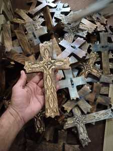 Croix murale en bois sculptée à la main, style rustique, décoration religieuse pour salon et mur de prière, best-seller, en vente - Product Image 4
