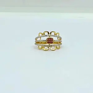 Elegante Anillo de Oro con Piedra Roja en el Centro y Banda con Diseño de Diamantes, Joyería Elegante para Mujer para Fiestas y Bodas - Product Image 1