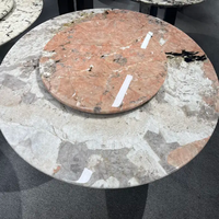 Table à manger ronde avec plateau en marbre rose Pandora, base géométrique dorée, mobilier moderne de luxe pour salon