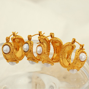 Pendientes Huggie en Forma de C con Perlas de Imitación y Engaste de Bisel, Joyería de Moda - Product Image 1