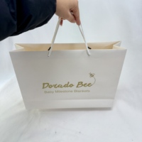 Vente en gros de sacs en papier d'emballage de chaussures blanches de luxe pour vêtements sac d'emballage en papier d'emballage de bijoux de vêtement avec logo imprimé