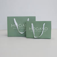 Sac d'emballage de cadeau en papier de luxe estampage en blanc sacs de boutique en papier feuille d'or avec impression de logo personnalisée