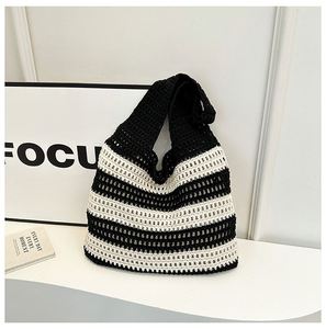 Sac fourre-tout tissé à la main élégant pour femme, idéal pour les vacances à la plage, sac à bandoulière tricoté ajouré rayé - Product Image 6