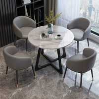 Ensemble table et chaises de salle à manger de style moderne Une table en métal avec panneau rembourré Quatre chaises en bois pour la maison ou l'hôtel