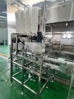 Machine de dépaquetage automatique de conteneurs à grande vitesse pour l'emballage de tofu