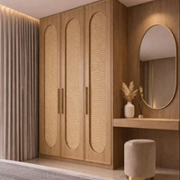 Armoire en rotin de style rustique à trois portes intégrée à une coiffeuse, grande capacité, en bois massif, pour chambre à coucher, personnalisable