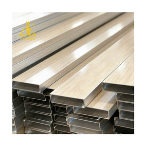 Tubo <span class=keywords><strong>de</strong></span> <span class=keywords><strong>Aluminio</strong></span> con Acabado <span class=keywords><strong>de</strong></span> Madera Duradero Personalizado en Roble/Nogal/Teca/Grano <span class=keywords><strong>de</strong></span> Madera Personalizado 6061 6063 6082 para Estructuras <span class=keywords><strong>de</strong></span> Cercas <span class=keywords><strong>de</strong></span> Jardín - Product Image 3