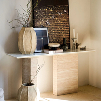 Table console Dream Home avec plateau en marbre blanc, base rectangulaire asymétrique, dalle large et étroite en travertin, meuble d'entrée pour hall