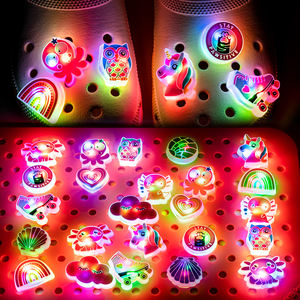 사용자 정의 3D 빛나는 빛나는 핑크 편지 만화 빛나는 동물 조명 신발 액세서리 <span class=keywords><strong>LED</strong></span> 신발 매력 어린이 밤 부분 - Product Image 1