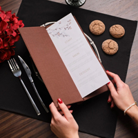Porte-menus en tissu moderne de luxe en lin avec logo personnalisé estampé à chaud, pour restaurant et café, pliable avec rivets, à feuilles mobiles