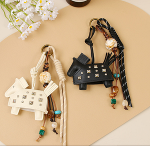 Porte-clés de voiture et sacoche en cuir écologique, personnalisé, créatif, nouveau, avec pendentif poney clouté, style cheval de guerre, tendance, violet, orange, rose, vert - Product Image 1